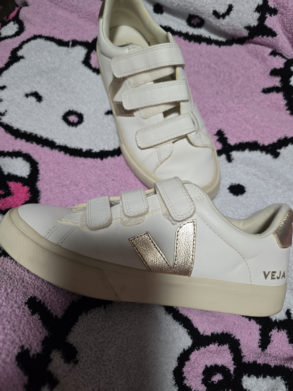 Veja Womens White Sneakers with Metallic Rose Gold V